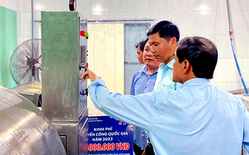 Kinh phí khuyến công quốc gia hỗ trợ 300 triệu đồng cho Cơ sở sản xuất chả lụa Thanh Tùng đầu tư máy massage thịt hút chân không.