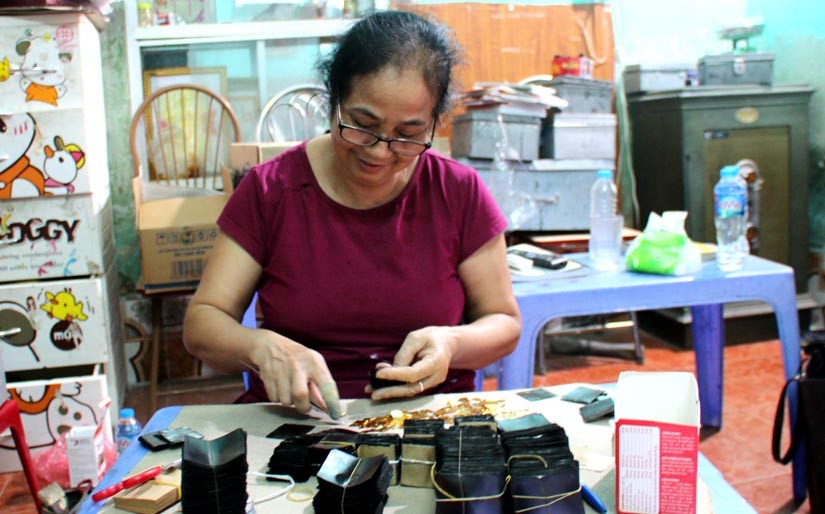 Từ những nghề truyền thống như dát quỳ vàng tại xã Kiêu Kỵ đem lại thu nhập cao hơn cho người dân khu vực nông thôn.