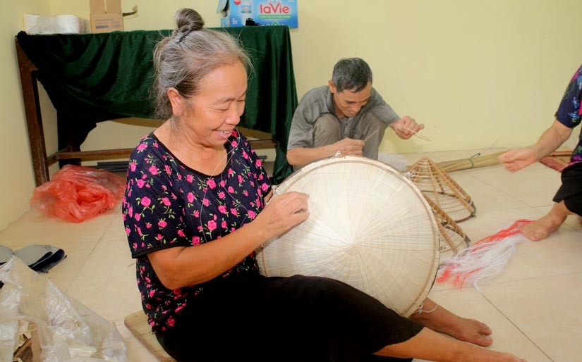 Làm nón không chỉ là nghề kế sinh nhai nữa mà còn là một phần cuộc sống của người dân trong làng.