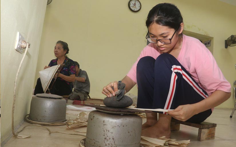 Là nghề “cha truyền con nối”, làng nghề nón lá Vĩnh Thịnh vẫn bền bỉ tồn tại hàng trăm năm.
