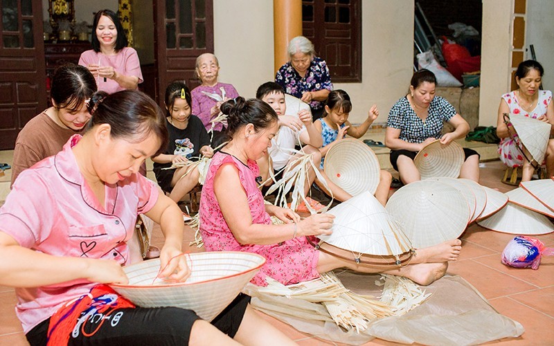 Một cơ sở hộ gia đình làm nón tại Sai Nga. Một cơ sở hộ gia đình làm nón tại Sai Nga.