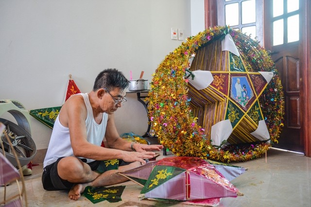 Ông Nguyễn Văn Đình là một trong số ít những nghệ nhân còn lại ở làng Báo Đáp làm đèn ông sao cỡ to.