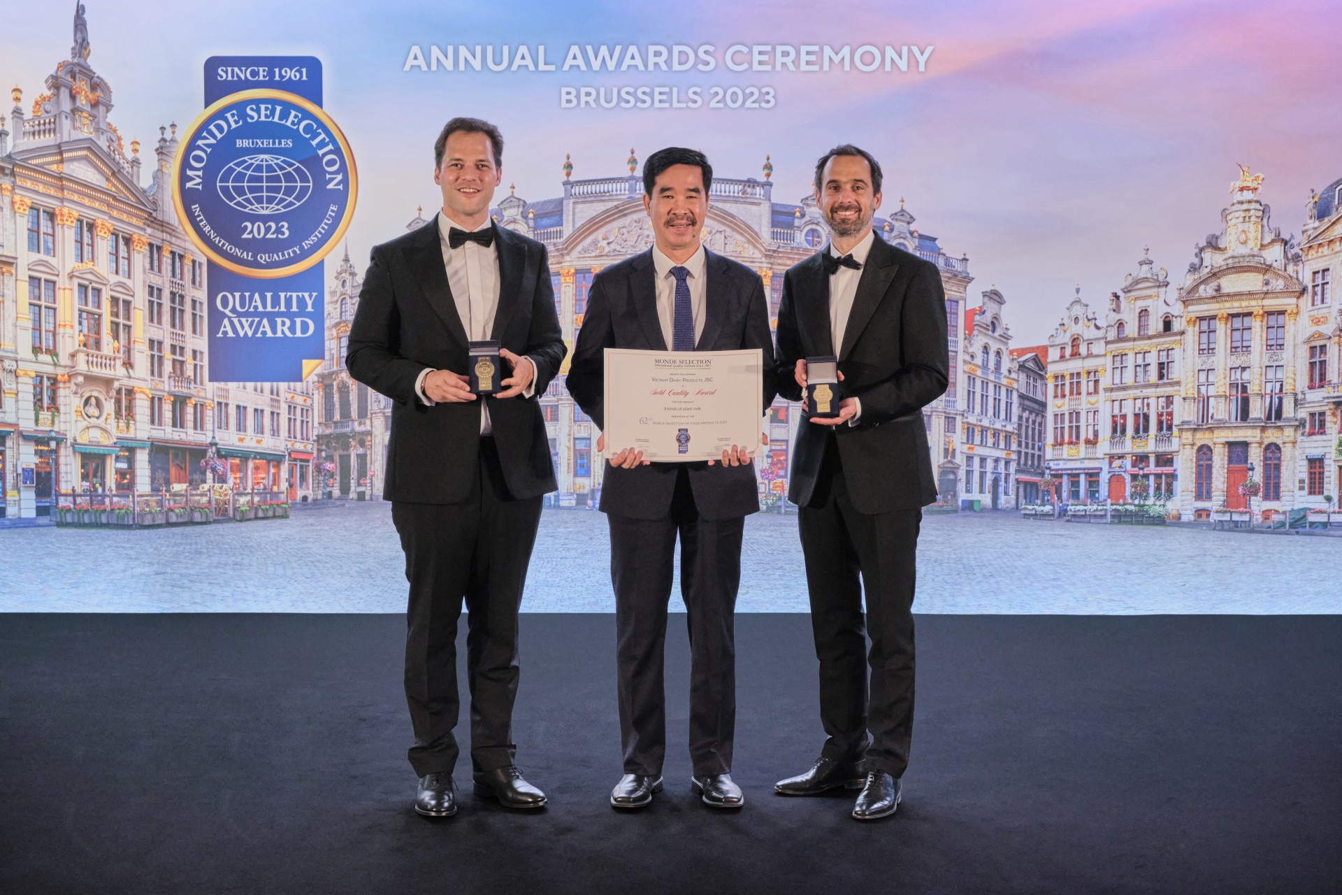 Bộ đôi “sữa tươi và sữa hạt” từ Vinamilk chinh phục các chuyên gia thực phẩm, đồ uống hàng đầu thế giới Bộ đôi “sữa tươi và sữa hạt” từ Vinamilk chinh phục các chuyên gia thực phẩm, đồ uống hàng đầu thế giới