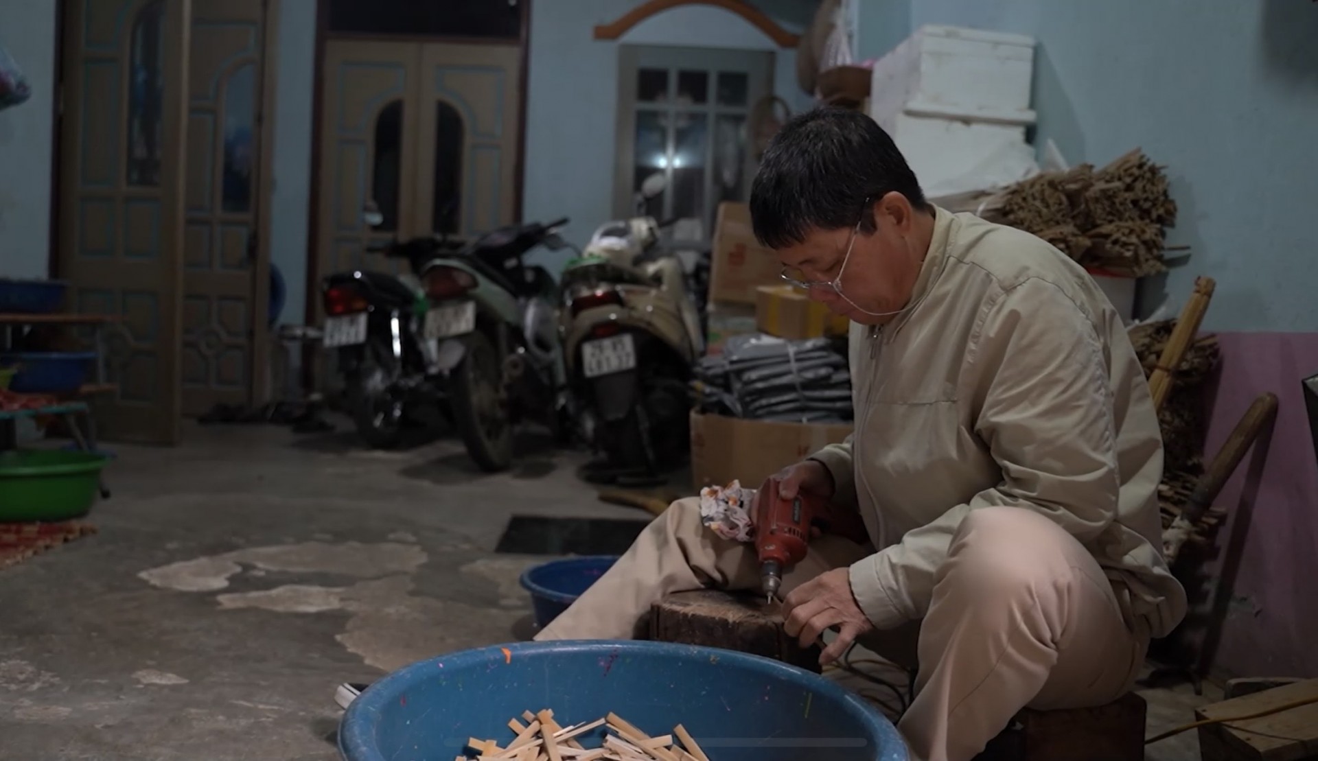 ĐỘC ĐÁO LÀNG NGHỀ LÀM “CHUỒN CHUỒN TRE” ĐỘC ĐÁO LÀNG NGHỀ LÀM “CHUỒN CHUỒN TRE”