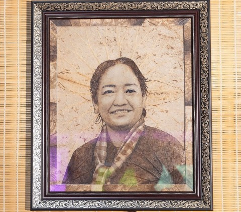 Tiếp nhận tranh chân dung bà Nguyễn Thị Định làm từ lá sen