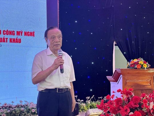 Ông Lưu Duy Dần, Chủ tịch Hiệp hội Làng nghề Việt Nam phát biểu tại Hội thảo “Nâng cao năng lực thiết kế mẫu mã sản phẩm thủ công mỹ nghệ tăng sức cạnh tranh thị trường trong nước và xuất khẩu” tại Vĩnh Phúc. Ông Lưu Duy Dần, Chủ tịch Hiệp hội Làng nghề Việt Nam phát biểu tại Hội thảo “Nâng cao năng lực thiết kế mẫu mã sản phẩm thủ công mỹ nghệ tăng sức cạnh tranh thị trường trong nước và xuất khẩu” tại Vĩnh Phúc.