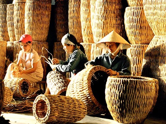 Thủ công mỹ nghệ là hàng xuất khẩu có thế mạnh và tiềm năng lớn của nước ta Thủ công mỹ nghệ là hàng xuất khẩu có thế mạnh và tiềm năng lớn của nước ta