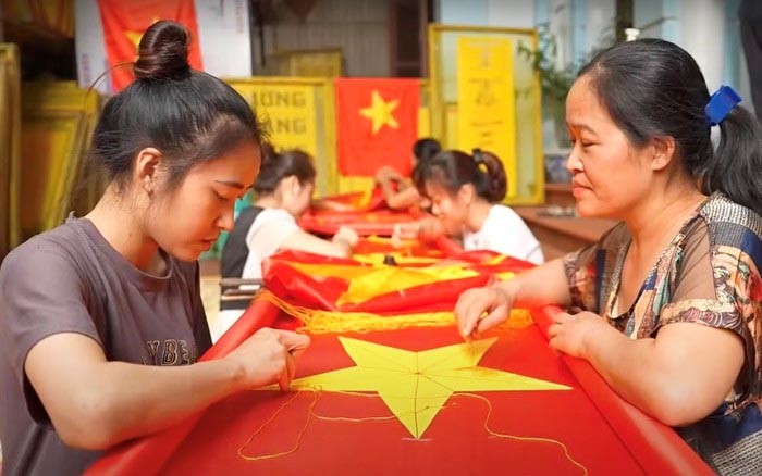 Nhà bà Vương Thị Nhung (làng Từ Vân, xã Lê Lợi, huyện Thường Tín, Hà Nội) vẫn duy trì nghề thêu tay truyền thống lá cờ Tổ quốcduy trì nghề thêu tay truyền thống lá cờ Tổ quố