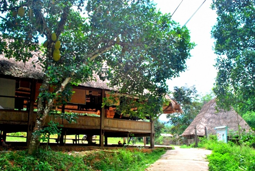 Khu vực làng nghề dệt thổ cẩm tại thôn Zơ Ra, xã Tà B’hing. Khu vực làng nghề dệt thổ cẩm tại thôn Zơ Ra, xã Tà B’hing.