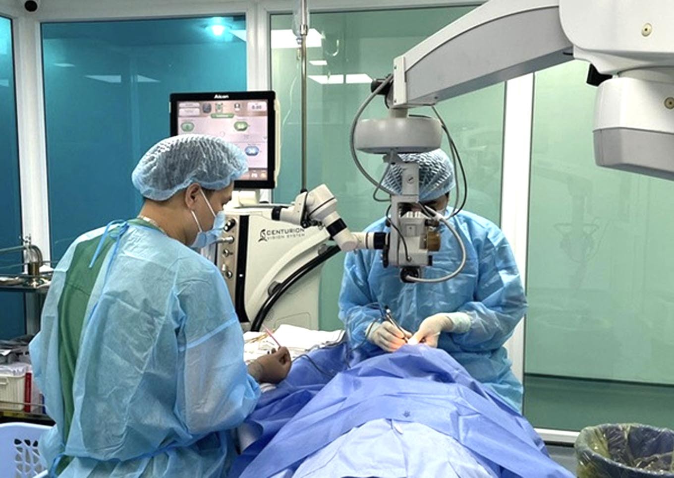 Với đội ngũ bác sĩ tay nghề cao, máy móc hiện đại, HiTec được nhiều người tin tưởng để khám và điều trị các bệnh về mắt.