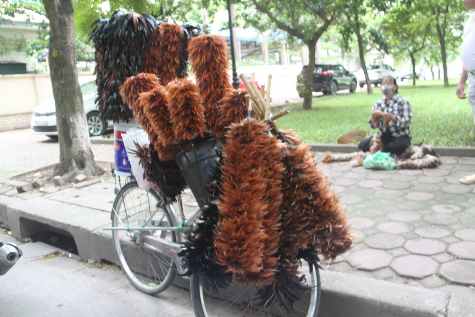 Nghề làm chổi lông gà ở Triều Khúc Nghề làm chổi lông gà ở Triều Khúc