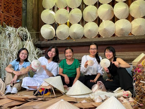 dua lang nghe vao pho