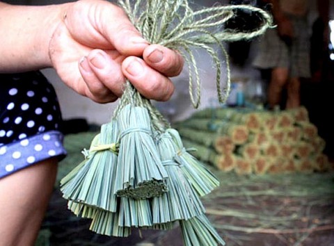 Bện “đuôi trâu” từ cây lúa mang đi xuất khẩu