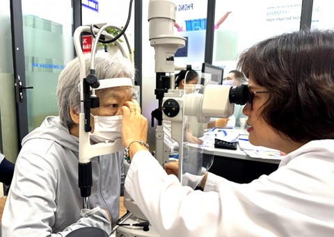 200 suất khám mắt miễn phí cho các nghệ nhân làng nghề, người có công
