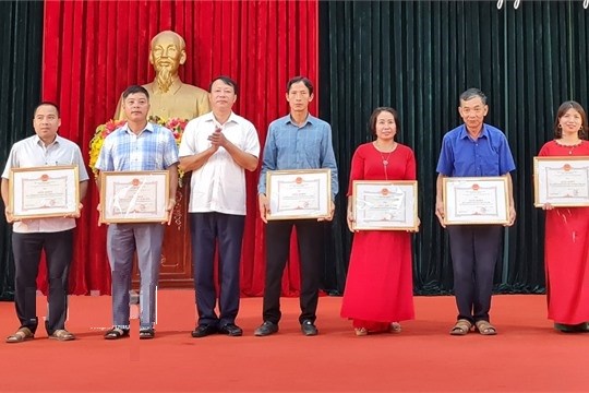 Lãnh đạo huyện Yên Mô trao giấy chứng nhận sản phẩm OCOP cho các chủ thể. Lãnh đạo huyện Yên Mô trao giấy chứng nhận sản phẩm OCOP cho các chủ thể.