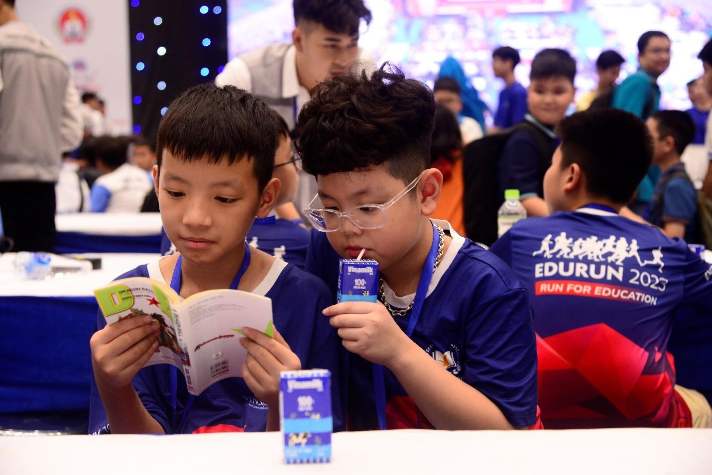 Thí sinh nạp dinh dưỡng từ sữa tươi Vinamilk 100% thơm ngon trước phần thi. Thí sinh nạp dinh dưỡng từ sữa tươi Vinamilk 100% thơm ngon trước phần thi.