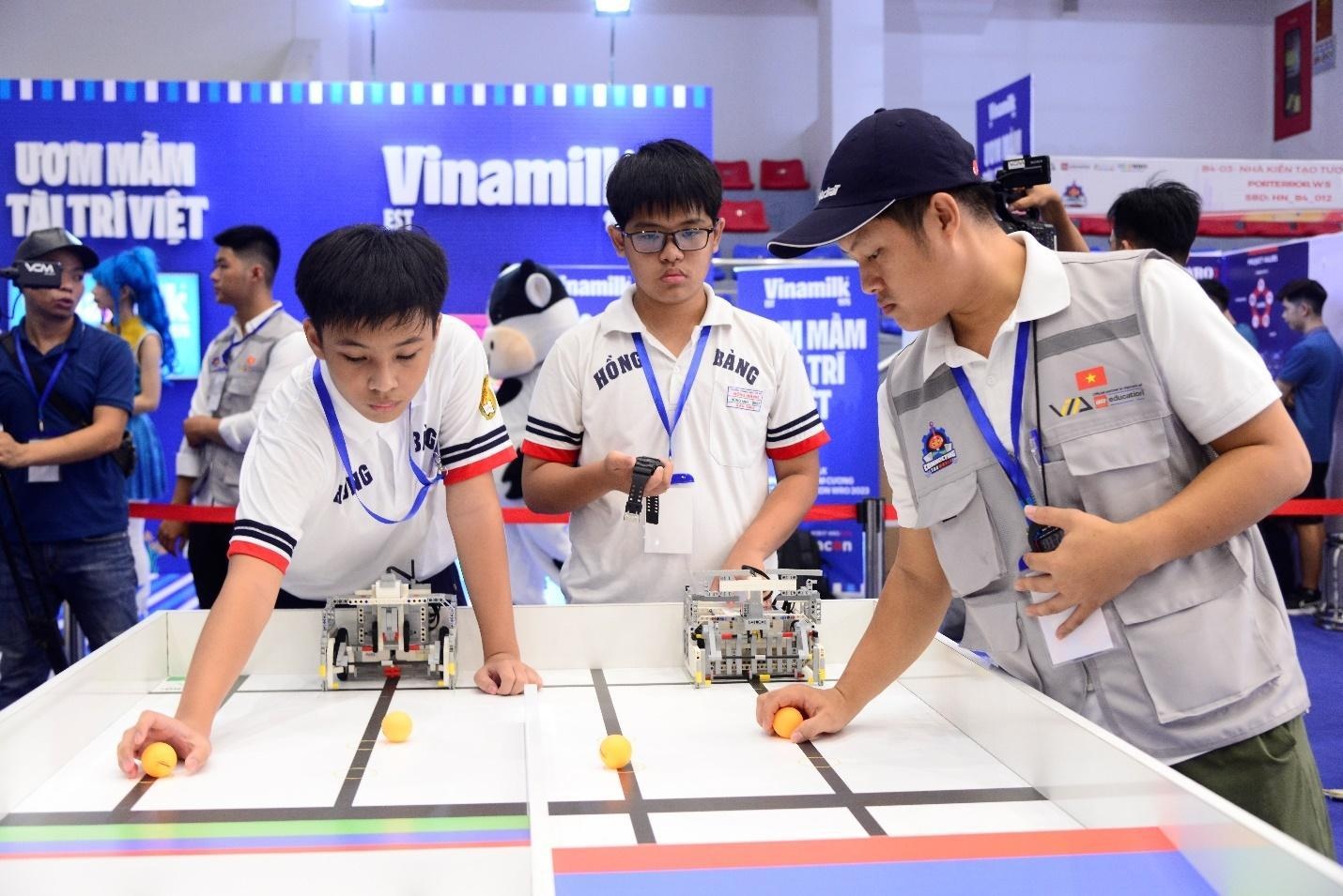 Nhà vô địch Quang Minh và Hùng Anh thể hiện xuất sắc ở bảng B5 Nhà vô địch Quang Minh và Hùng Anh thể hiện xuất sắc ở bảng B5