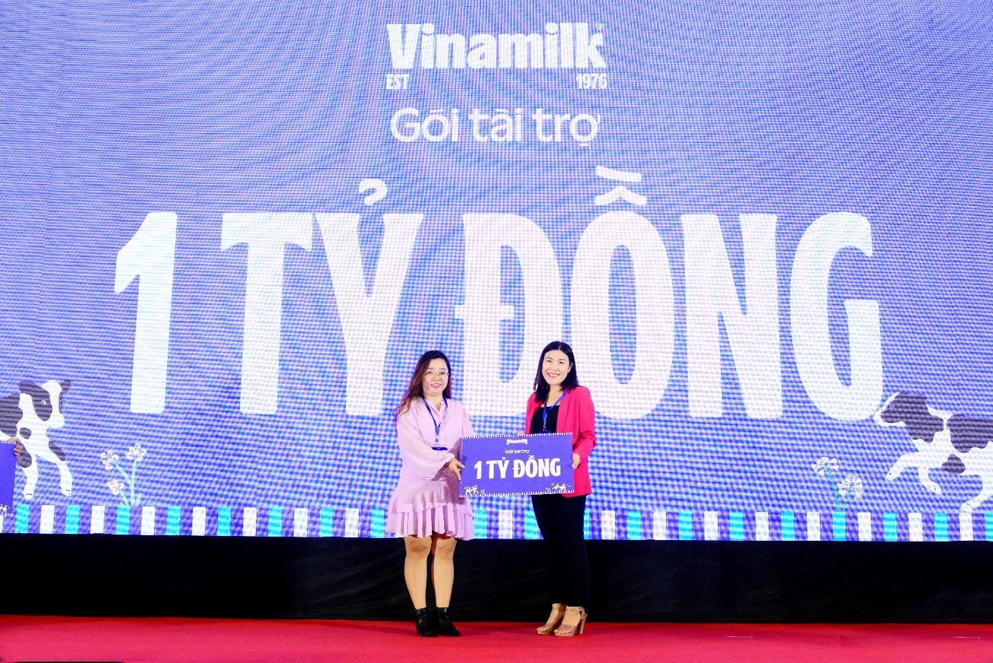 Đại diện Vinamilk trao bảng tài trợ 1 tỷ đồng cho ban tổ chức Đại diện Vinamilk trao bảng tài trợ 1 tỷ đồng cho ban tổ chức
