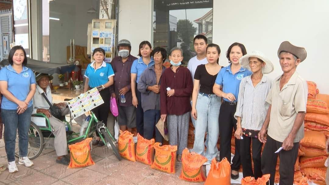 Bình Phước: Phụ nữ Chơn Thành tiếp tục đẩy mạnh chương trình “Triệu phần quà san sẻ yêu thương” Bình Phước: Phụ nữ Chơn Thành tiếp tục đẩy mạnh chương trình “Triệu phần quà san sẻ yêu thương”