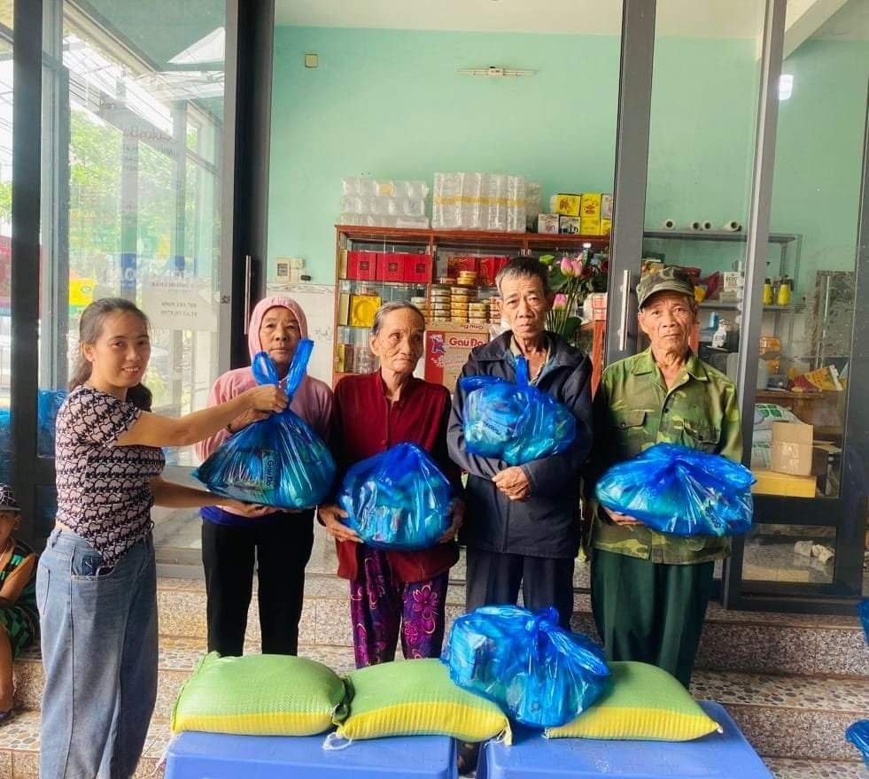 Bình Phước: Phụ nữ Chơn Thành tiếp tục đẩy mạnh chương trình “Triệu phần quà san sẻ yêu thương” Bình Phước: Phụ nữ Chơn Thành tiếp tục đẩy mạnh chương trình “Triệu phần quà san sẻ yêu thương”