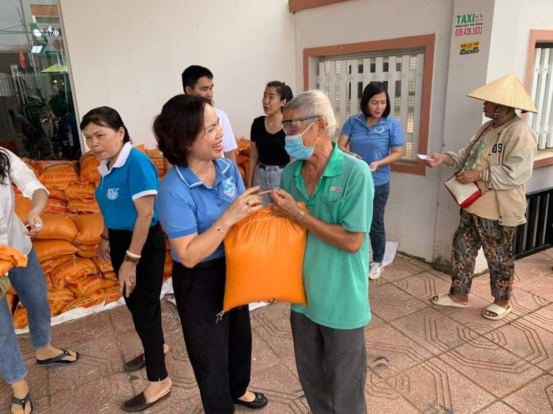 Bình Phước: Phụ nữ Chơn Thành tiếp tục đẩy mạnh chương trình “Triệu phần quà san sẻ yêu thương” Bình Phước: Phụ nữ Chơn Thành tiếp tục đẩy mạnh chương trình “Triệu phần quà san sẻ yêu thương”