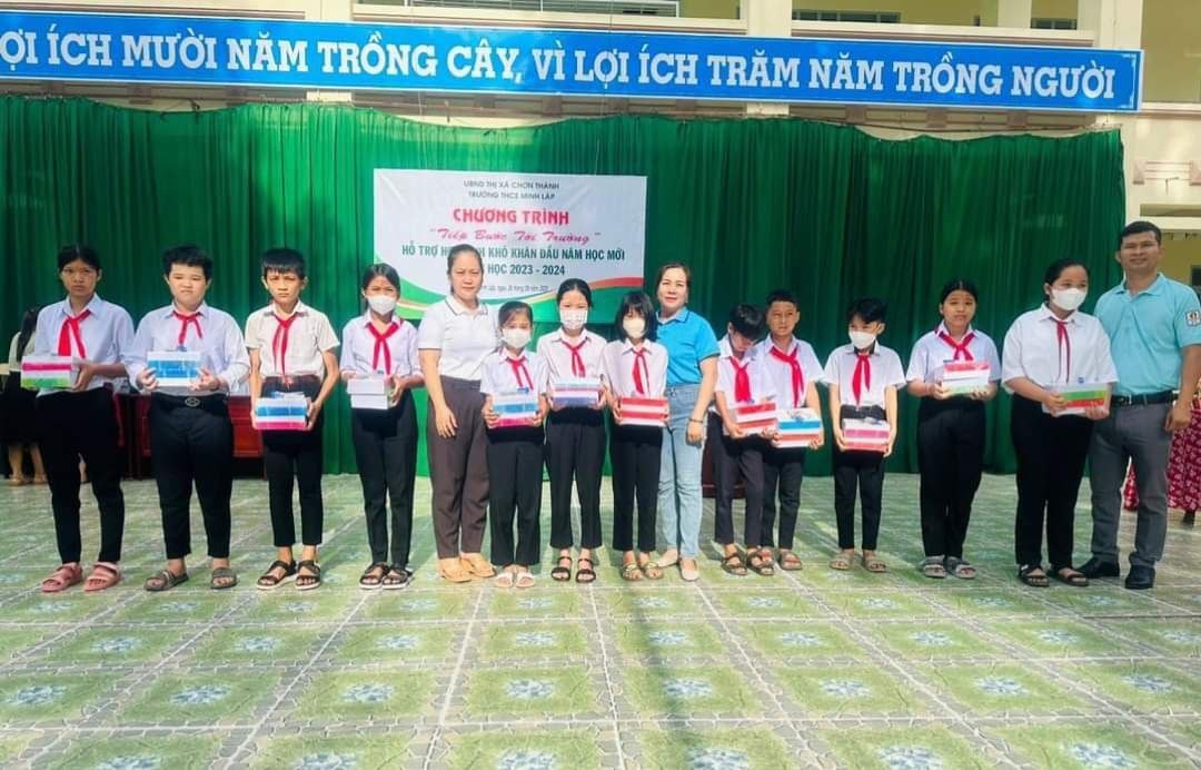 Bình Phước: Phụ nữ Chơn Thành tiếp tục đẩy mạnh chương trình “Triệu phần quà san sẻ yêu thương” Bình Phước: Phụ nữ Chơn Thành tiếp tục đẩy mạnh chương trình “Triệu phần quà san sẻ yêu thương”