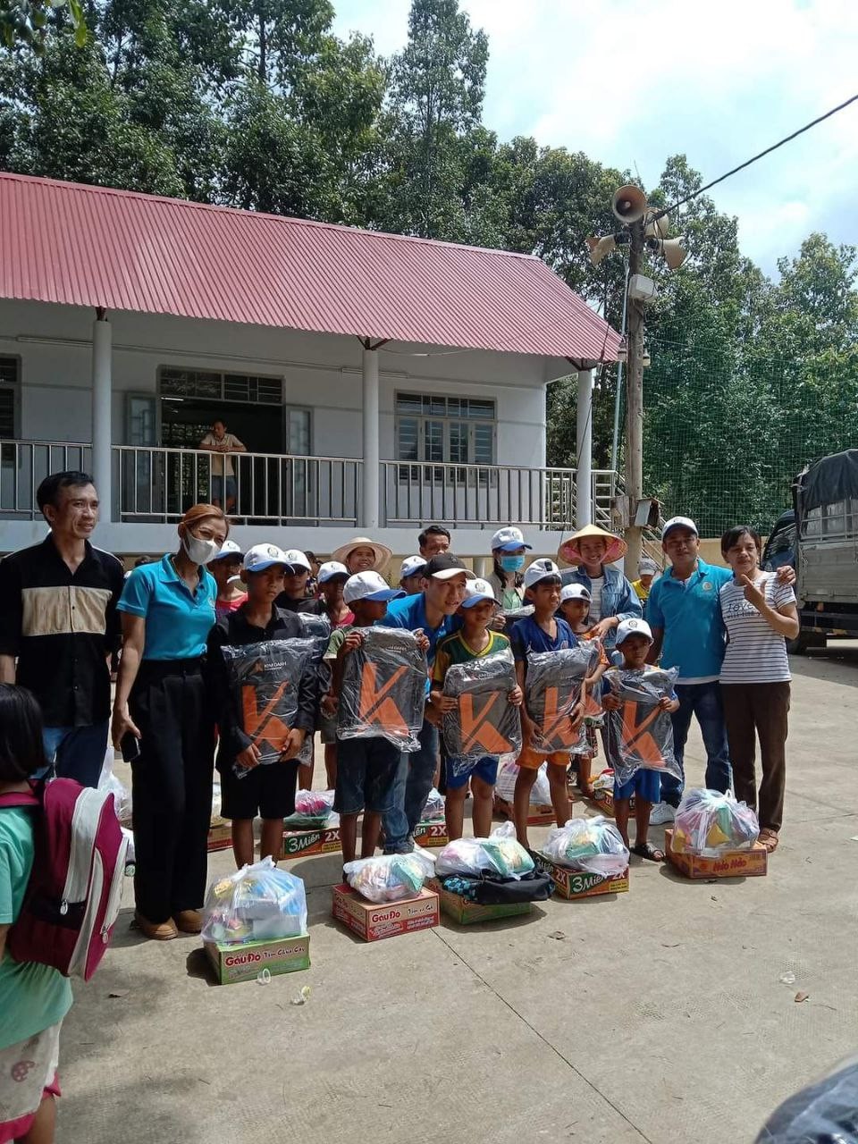 Bình Phước: Phụ nữ Chơn Thành tiếp tục đẩy mạnh chương trình “Triệu phần quà san sẻ yêu thương” Bình Phước: Phụ nữ Chơn Thành tiếp tục đẩy mạnh chương trình “Triệu phần quà san sẻ yêu thương”
