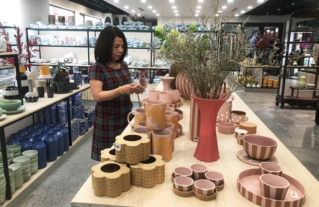 Người dân thăm quan, mua sắm các sản phẩm gốm của làng nghề Bát Tràng. Ảnh: VGP/Thùy Linh Người dân thăm quan, mua sắm các sản phẩm gốm của làng nghề Bát Tràng. Ảnh: VGP/Thùy Linh