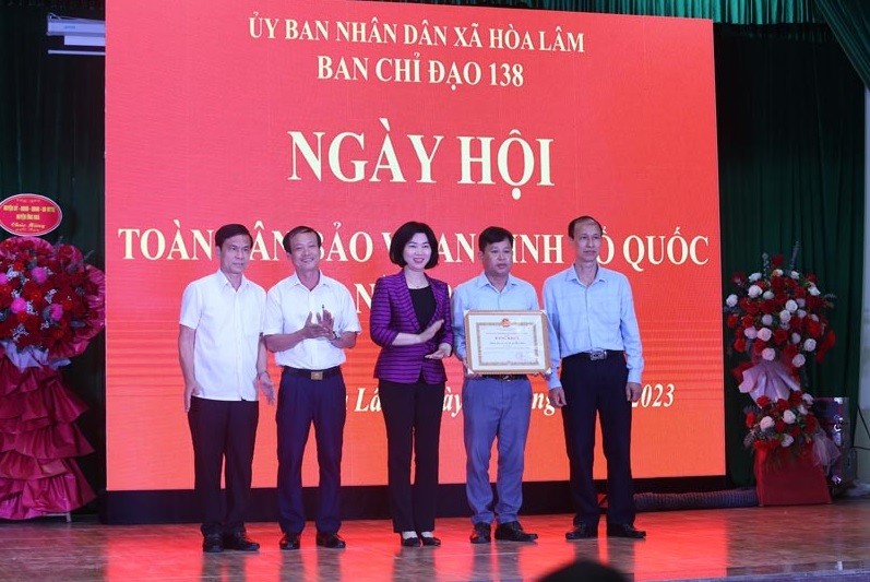 Khen thưởng tập thể, cá nhân có thành tích trong xây dựng phong trào bảo vệ an ninh Tổ quốc xã Hoà Lâm