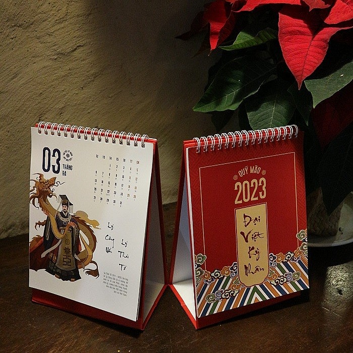 Ngoài Board game lịch sử, nhóm còn sử dụng hình ảnh hình họa để thiết kế nhiều tặng phẩm, quà lưu niệm, đồ dùng độc đáo, điển hình như lịch để bàn. Ngoài Board game lịch sử, nhóm còn sử dụng hình ảnh hình họa để thiết kế nhiều tặng phẩm, quà lưu niệm, đồ dùng độc đáo, điển hình như lịch để bàn.