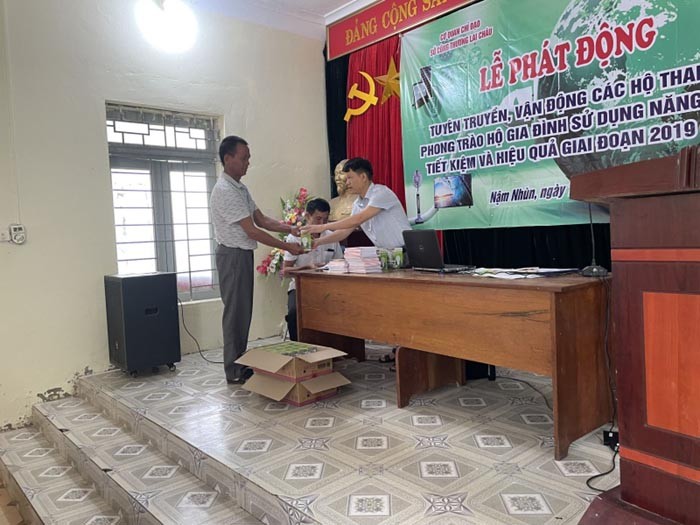 Cán bộ Trung tâm Khuyến công trao tặng quyển cẩm nang tiết kiệm và 01 bóng đèn tiết kiệm điện Rạng Đông cho người dân. Cán bộ Trung tâm Khuyến công trao tặng quyển cẩm nang tiết kiệm và 01 bóng đèn tiết kiệm điện Rạng Đông cho người dân.