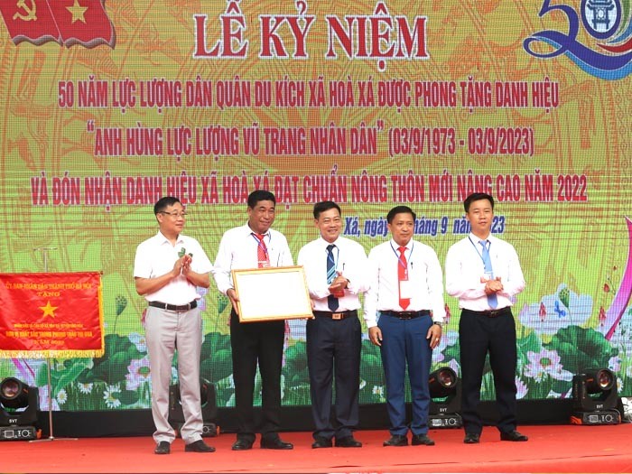 Ông Ngọ Văn Ngôn - Phó Chánh Văn phòng Điều phối Nông thôn mới Thành phố Hà Nội trao bằng công nhận “Xã đạt chuẩn Nông thôn mới nâng cao năm 2022” cho Đảng bộ, chính quyền và nhân dân xã Hoà Xá. Ông Ngọ Văn Ngôn - Phó Chánh Văn phòng Điều phối Nông thôn mới Thành phố Hà Nội trao bằng công nhận “Xã đạt chuẩn Nông thôn mới nâng cao năm 2022” cho Đảng bộ, chính quyền và nhân dân xã Hoà Xá.