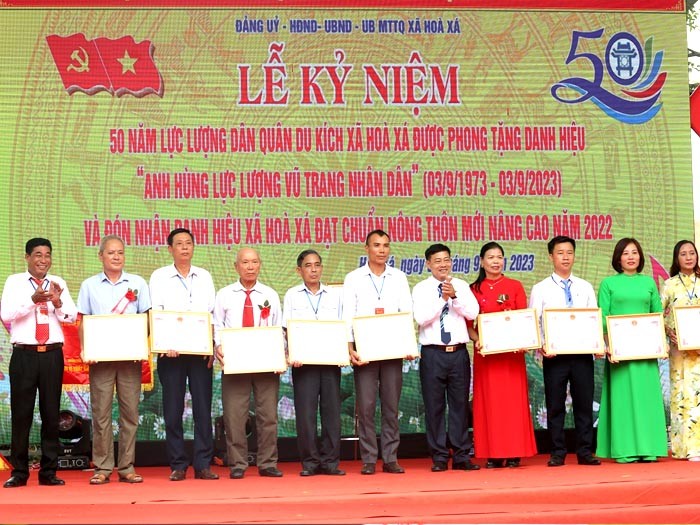 Ông Ngọ Văn Ngôn - Phó Chánh Văn phòng Điều phối Nông thôn mới Thành phố Hà Nội trao Bằng khen của Chủ tịch UBND Thành phố Hà Nội cho cán bộ và nhân dân xã Hoà Xá. Ông Ngọ Văn Ngôn - Phó Chánh Văn phòng Điều phối Nông thôn mới Thành phố Hà Nội trao Bằng khen của Chủ tịch UBND Thành phố Hà Nội cho cán bộ và nhân dân xã Hoà Xá.