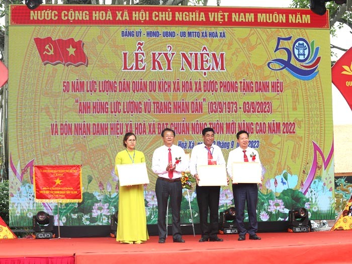 Ông Nguyễn Chí Viễn - Phó Bí thư Thường trực Huyện uỷ, Chủ tịch HĐND huyện Ứng Hoà trao tặng giấy khen của UBND huyện Ứng Hoà cho tập thể và cá nhân có thành tích trong xây dựng Nông thôn mới nâng cao. Ông Nguyễn Chí Viễn - Phó Bí thư Thường trực Huyện uỷ, Chủ tịch HĐND huyện Ứng Hoà trao tặng giấy khen của UBND huyện Ứng Hoà cho tập thể và cá nhân có thành tích trong xây dựng Nông thôn mới nâng cao.
