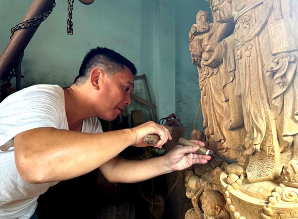 Ông Trần Văn Vĩnh đang khắc họa đường nét cho tác phẩm điêu khắc của mình. Ông Trần Văn Vĩnh đang khắc họa đường nét cho tác phẩm điêu khắc của mình.
