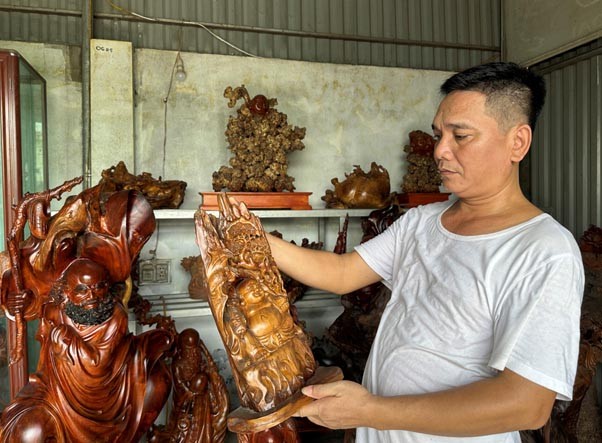 Tình yêu nghề, say nghề của nghệ nhân Dư Dự đã tạo nên những nhiều tác phẩm mỹ nghệ tinh xảo Tình yêu nghề, say nghề của nghệ nhân Dư Dự đã tạo nên những nhiều tác phẩm mỹ nghệ tinh xảo