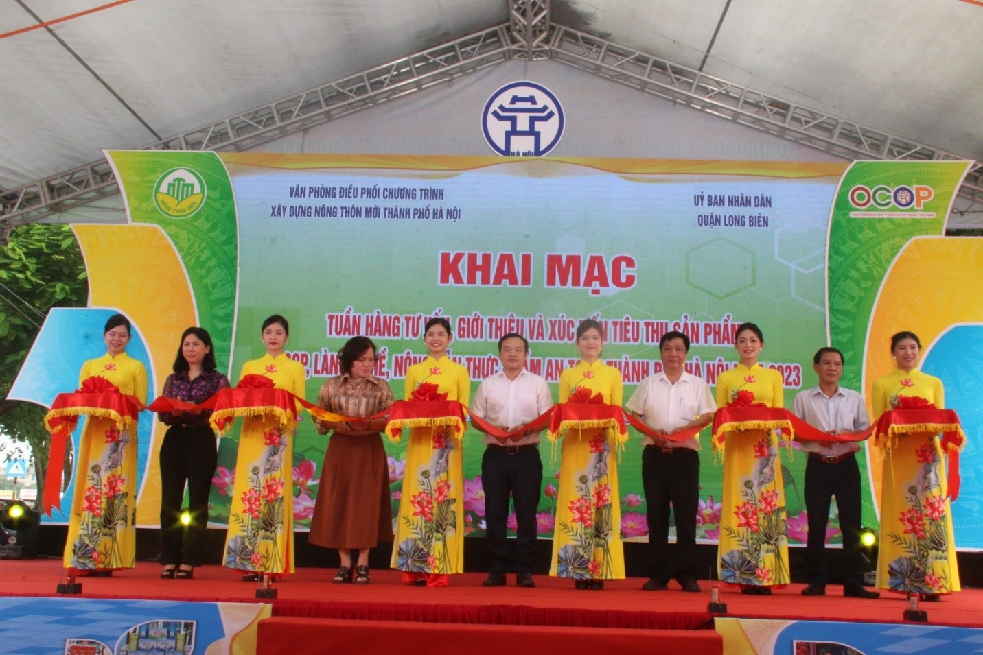 Khai mạc tuần hàng tư vấn, giới thiệu và xúc tiến tiêu thụ sản phẩm OCOP, làng nghề, nông sản, thực phẩm an toàn TP Hà Nội.