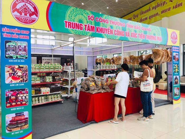   Trung tâm Khuyến công &XTTM tỉnh Bắc Giang tham gia trưng bày gian hàng tại hội chợ