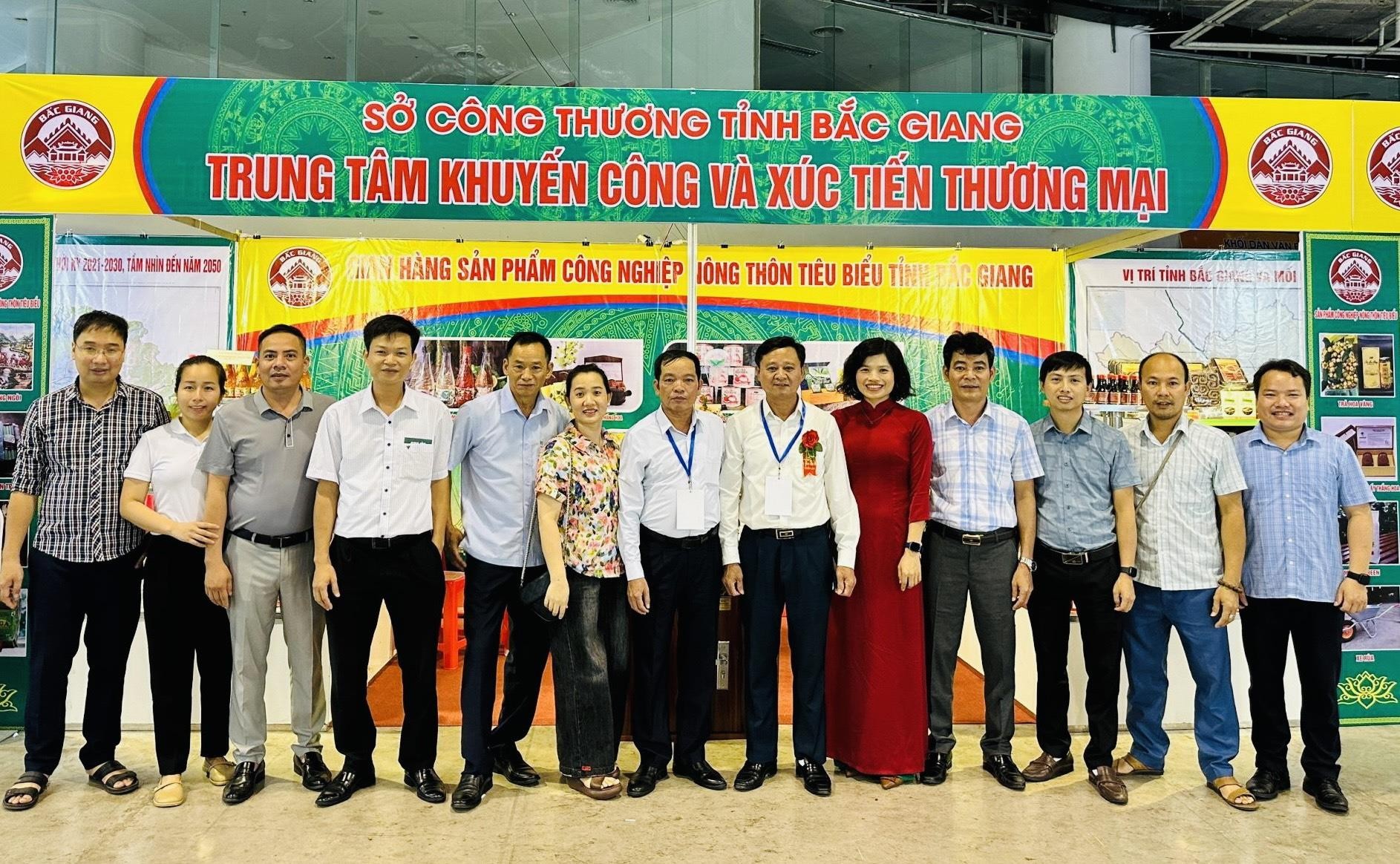   Lãnh đạo Sở Công Thương, Trung tâm khuyến công và xúc tiến thương mại tỉnh Bắc Giang chụp ảnh lưu niệm tại gian hàng