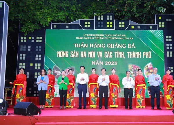 Các đại biểu cắt băng khai mạc Chương trình