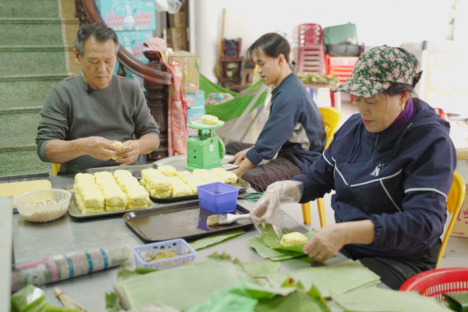 Gia đình nghệ nhân Nguyễn Đình Minh đang gói bánh phu thê