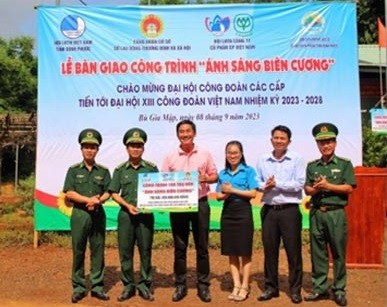 Đại biểu cắt băng khánh thành công trình “Ánh sáng biên cương” Đại biểu cắt băng khánh thành công trình “Ánh sáng biên cương”