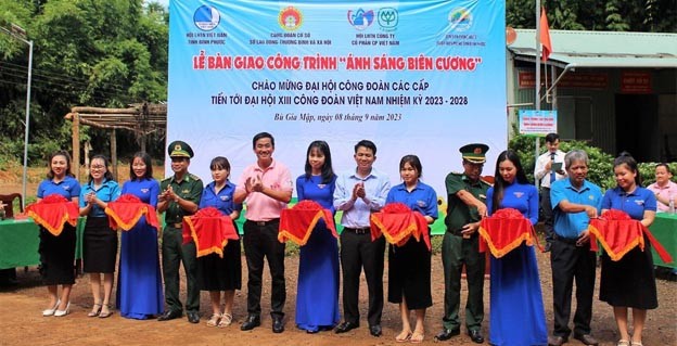 Đơn vị tài trợ trao tặng công trình “Ánh sáng biên cương” cho Đồn biên phòng Đắk Ơ Đơn vị tài trợ trao tặng công trình “Ánh sáng biên cương” cho Đồn biên phòng Đắk Ơ