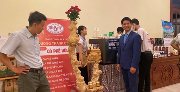 Anh Lê Văn Vương (vest xanh) - Giám đốc Công ty Vương Thành Công đang hợp tác cùng Mỹ nghệ Duy Tân giới thiệu, quảng bá sản phẩm đến với người tiêu dùng Anh Lê Văn Vương (vest xanh) - Giám đốc Công ty Vương Thành Công đang hợp tác cùng Mỹ nghệ Duy Tân giới thiệu, quảng bá sản phẩm đến với người tiêu dùng