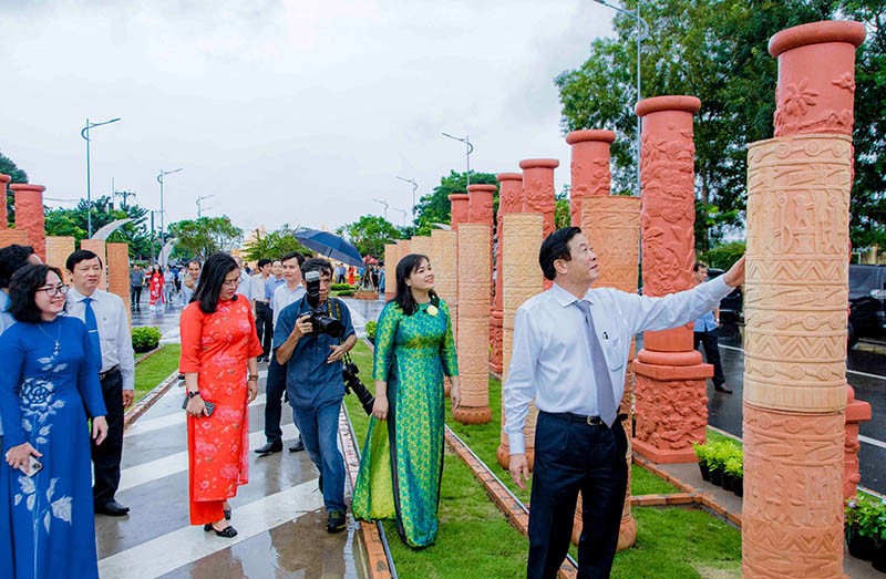 Vĩnh Long: Khai mạc Con đường Nghệ thuật Gốm đỏ