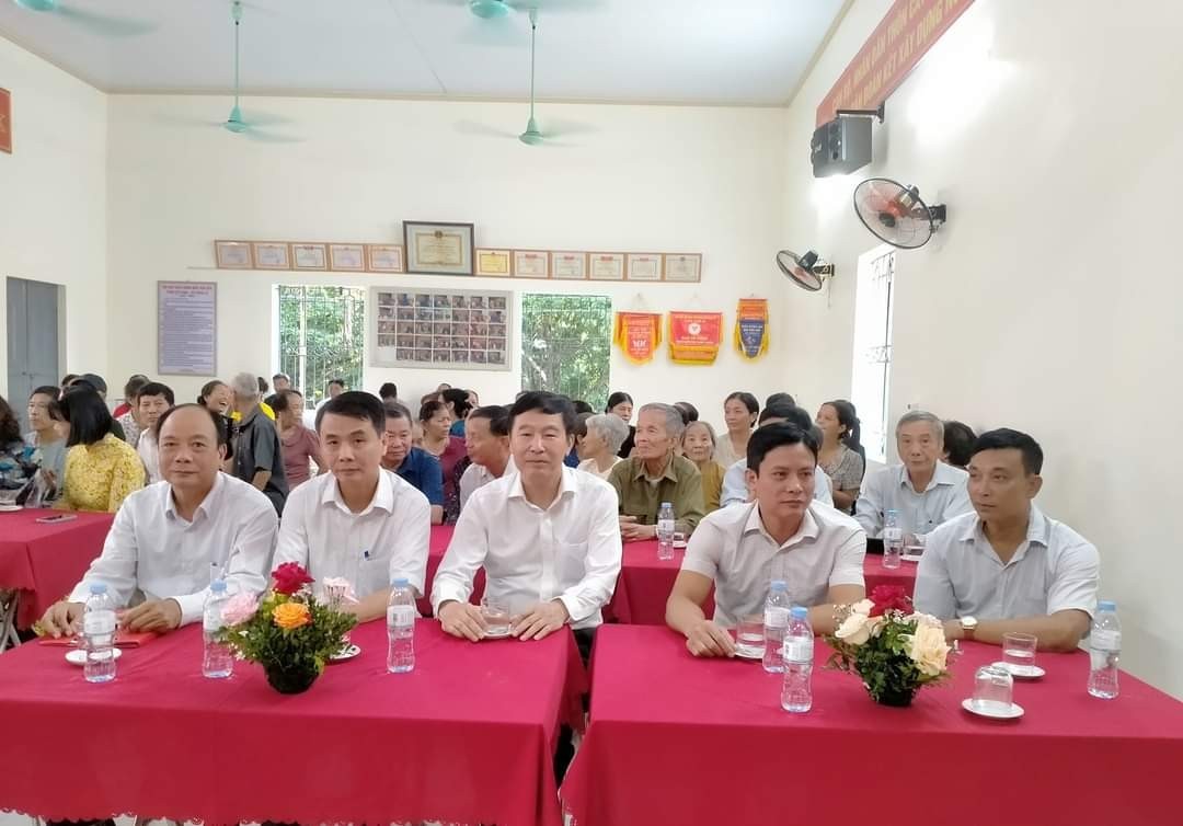 Các đại biểu và lãnh đạo địa phương tới dự hội nghị Các đại biểu và lãnh đạo địa phương tới dự hội nghị