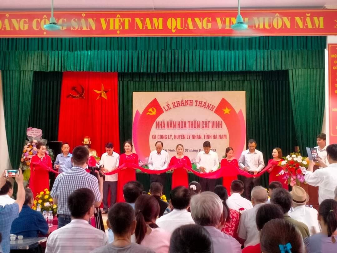 Lãnh đạo địa phương cắt băng khánh thành NVH Lãnh đạo địa phương cắt băng khánh thành NVH