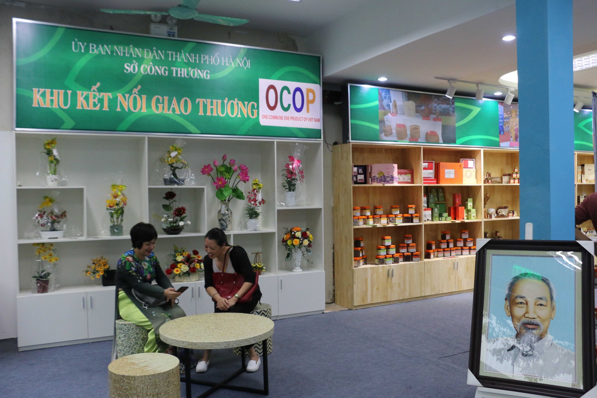 Các điểm giới thiệu và bán sản phẩm OCOP là địa chỉ tin cậy, thu hút đông đảo người tiêu dùng. Các điểm giới thiệu và bán sản phẩm OCOP là địa chỉ tin cậy, thu hút đông đảo người tiêu dùng.