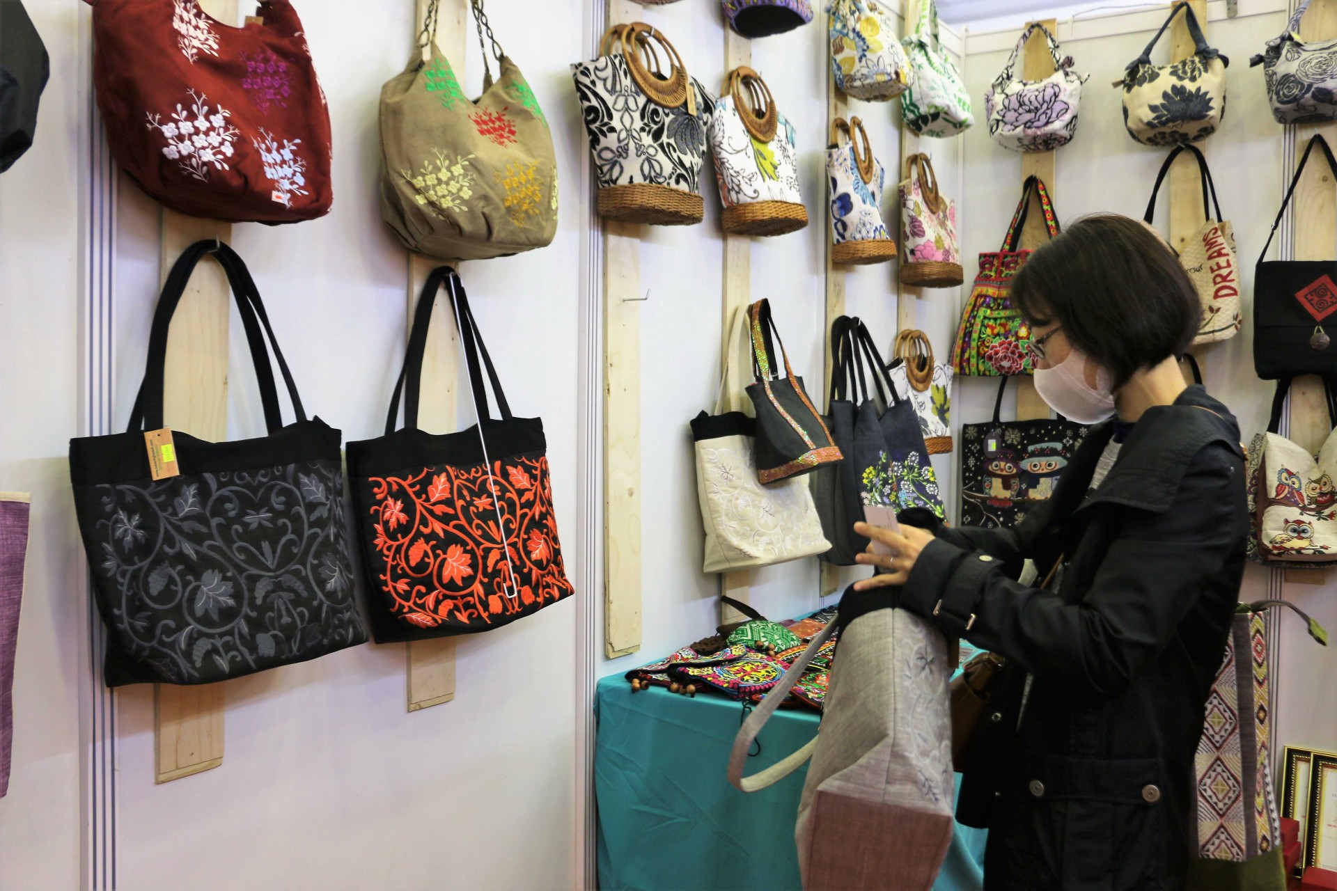 Các chương trình xúc tiến thương mại, kích cầu tiêu dùng nội địa giúp người tiêu dùng Thủ đô mua được nhiều sản phẩm chất lượng. Các chương trình xúc tiến thương mại, kích cầu tiêu dùng nội địa giúp người tiêu dùng Thủ đô mua được nhiều sản phẩm chất lượng.