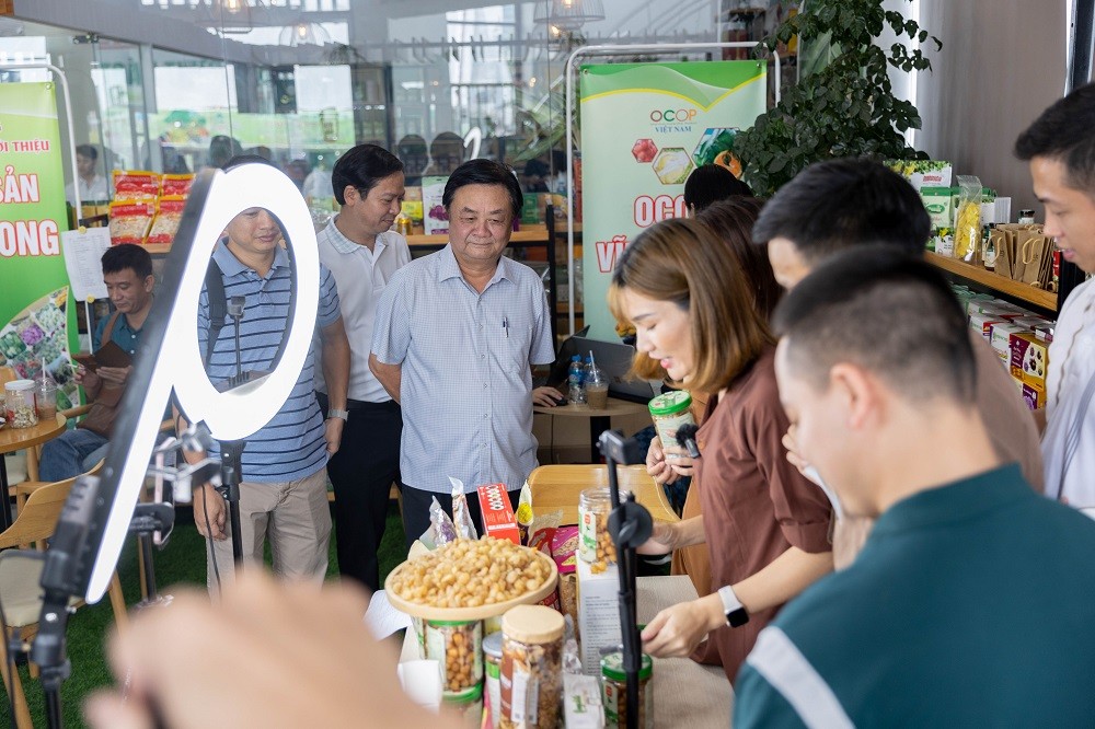 Ảnh 4: Bộ trưởng động viên các KOL trước giờ Livestream Ảnh 4: Bộ trưởng động viên các KOL trước giờ Livestream